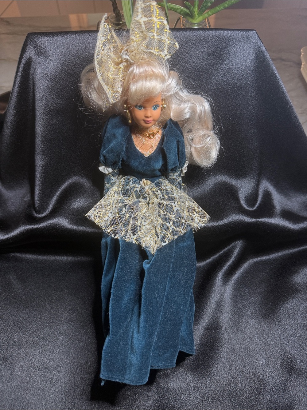 Avon Exclusive 1995 Winter Velvet Barbie